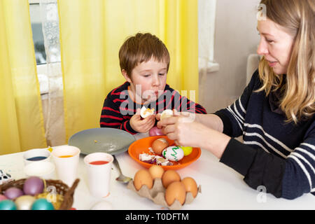 Mutter und Sohn färben Eier zu Ostern Stockfoto