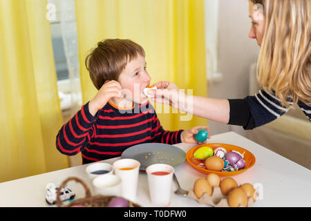 Mutter und Sohn färben Eier zu Ostern Stockfoto