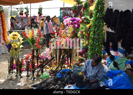 Plastikblumen Anbieter, Holi Festival, Goligadh, Navsari, Gujarat, Indien, Asien Stockfoto