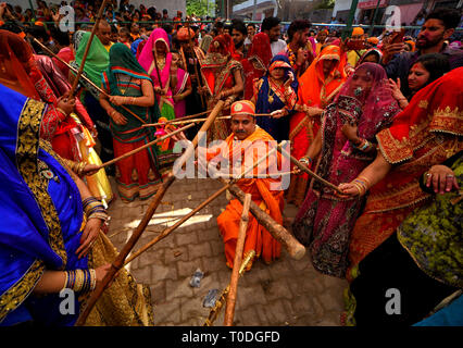 Hindu devotees werden gesehen, Spielen mit Stöcken namens Chaddi während das Holi Fest Feier an Gokul Dham, Mathura. Dieses Ereignis wird im Volksmund als Chaddimar Holi, wo Frauen Männer schlagen mit Stöcken wie in der traditionellen Kultur der Gokul benannt, Stefan ist der Geburtsort des hinduistischen Lord Krishna, HOLI mit seinen Freunden so weise wie pro Lokalen glauben zu spielen. Stockfoto