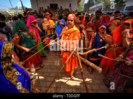 Hindu devotees werden gesehen, Spielen mit Stöcken namens Chaddi während das Holi Fest Feier an Gokul Dham, Mathura. Dieses Ereignis wird im Volksmund als Chaddimar Holi, wo Frauen Männer schlagen mit Stöcken wie in der traditionellen Kultur der Gokul benannt, Stefan ist der Geburtsort des hinduistischen Lord Krishna, HOLI mit seinen Freunden so weise wie pro Lokalen glauben zu spielen. Stockfoto