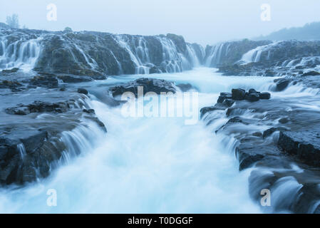 Bruarfoss Wasserfall. Das Wasser ist türkis Farbe und schönen Wasserfällen. Touristische Attraktion in Island. Morgennebel Stockfoto