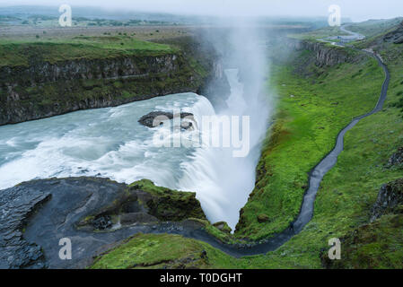 Gullfoss Wasserfall in der Schlucht der Berge. Touristische Attraktion Island. Schönheit in der Natur Stockfoto