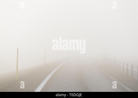 Zarten beige Hintergrund für das Einfügen von Text. Straße in Island. Schönen Nebel und Sonne Stockfoto