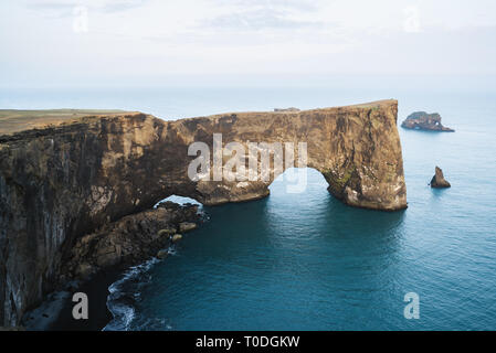 Schönen Sommer Landschaft mit felsigen Kap und das Meer. Südküste Islands. Mit Blick auf die Halbinsel Dyrholaey, nicht weit vom Dorf Vik Stockfoto