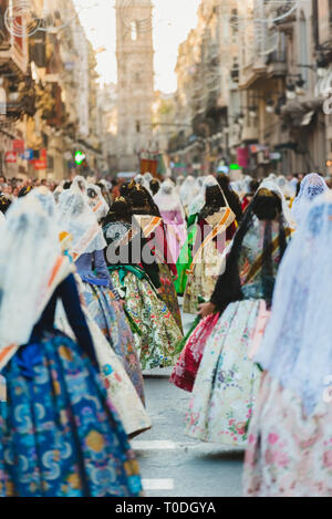 Valencia, Spanien - 17. März 2019: Fallera Kommission paradieren Calle de la Paz, von hinten gesehen, während der Fallas bietet. Stockfoto