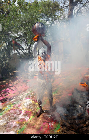 Priester strömenden heißen Milch Ritual, Karaha Pujan, Varanasi, Uttar Pradesh, Indien Stockfoto