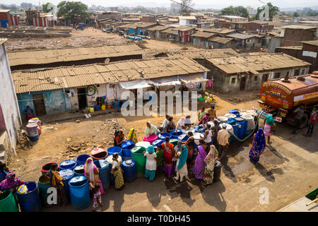 Menschen, die Wasser in Kunststofffässer aus Wassertankwagen, Bhiwandi, Maharashtra, Indien, füllen Stockfoto