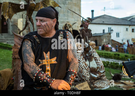 Portrait von tätowierten Mann verkleidet als mittelalterliche Schmied in mittelalterlicher Markt von Puebla de Sanabria. Zamora, Stockfoto