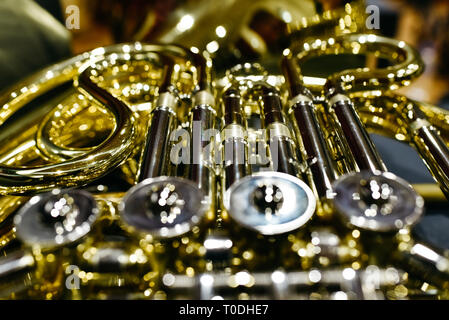 In der Nähe der Schlüssel und Ventile eines Horn Stockfoto