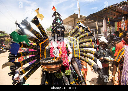 Frau, die in der hinduistischen Göttin Kali Kleid, Thoothukudi, Tamil Nadu, Indien Stockfoto