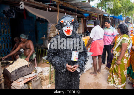 Man Bettler betteln in der Nähe von Mutharamman Tempel, Thoothukudi, Tamil Nadu, Indien, Asien Stockfoto