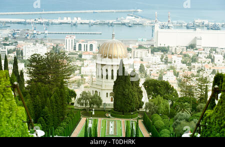 Bahai Gärten und Tempel an den Hängen des Berges Karmel und Blick auf das Mittelmeer und die Bucht von Haifa, Israel Stockfoto