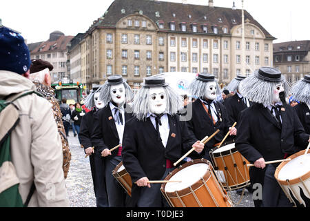 Schweiz: Basler Fasnacht, von der UNESCO als immaterielles Kulturerbe der Menschheit eingetragen. Parade in Kostümen, die in der ganzen Stadt Stockfoto