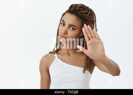 Zuversichtlich ernst - auf der Suche unzufrieden und verärgert afrikanische amerikanische Frau mit Dreadlocks, Palmen zu sinken, und sagen Sie nein anspruchsvolle Person stoppen Stockfoto