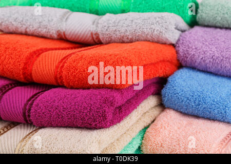 Bunte gefaltete Handtücher closeup Bild Stapel. Stockfoto