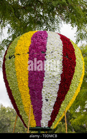 Funchal, Madeira, Portugal - April 22; 2018: Heißluftballon Imitation von bunten Blumen bei Madeira Blumenfest Parade in Funchal. Madeira. P Stockfoto