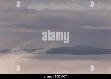 Nebel füllen ein Tal in Umbrien (Italien), die mit den Schichten der Berge und Hügel, verschiedene Schattierungen von Blau Stockfoto