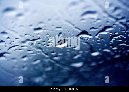 Blau Wassertropfen auf Fenster Makro Hintergrund Stockfoto