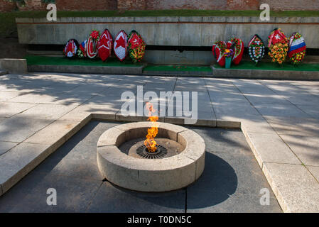 In Weliki Nowgorod, Russland - 14. AUGUST 2018: Memorial ewige Flamme der Herrlichkeit in Weliki Nowgorod liegt auf dem Gebiet von Nowgorod Detinets Stockfoto