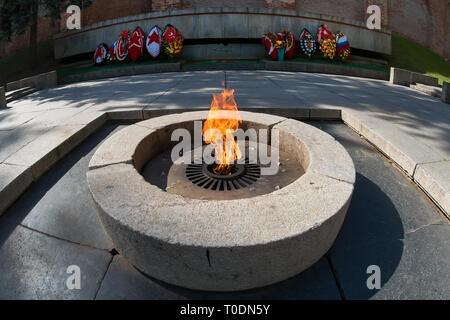 In Weliki Nowgorod, Russland - 14. AUGUST 2018: Memorial ewige Flamme der Herrlichkeit in Weliki Nowgorod liegt auf dem Gebiet von Nowgorod Detinets Stockfoto