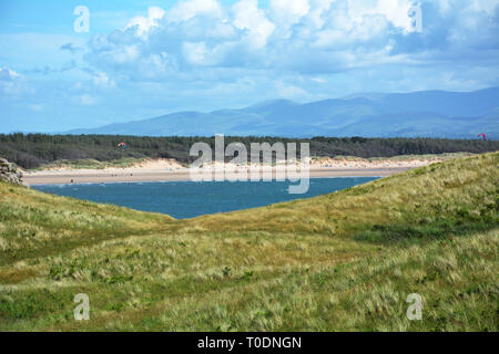 Auf der Suche nach southwold Wald und Strand auf Anglesey aus dem ebenso schönen Llanddwyn Island in Nord Wales Stockfoto