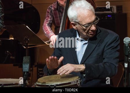 Rom, Italien. 16 Mär, 2019. Einer der großen italienischen Jazzmusikern, Marcello Rosa, Posaunist, mit Abstand einer der wichtigsten Musiker in der Geschichte des Italienischen Jazz, am 16/3/2019 im Casa del Jazz in Rom durchgeführt, schlägt das Projekt "Arte Sincopata'. Eine Reise in die Literatur des 20. Jahrhunderts, auf der Suche nach Jazz schreiben. Mit ihm auf der Bühne, Filippo La Porta Percussion und Erzähler, Andrea Verlingieri tenor sax, Paolo Steve Cantarano Tombolesi Piano, Kontrabass und Luca Monaldi drums. Filippo La Porta Credit: Leo Claudio De Petris/Pacific Press/Alamy leben Nachrichten Stockfoto