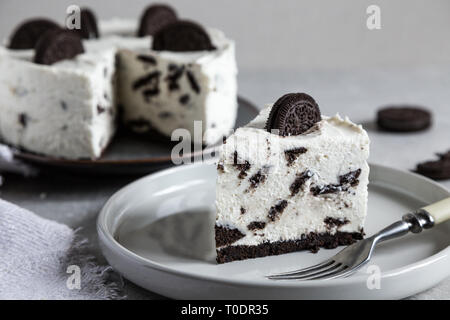 Cremige keine Backen Käsekuchen mit Schokolade Cookies. oreo Keks Kuchen Stockfoto