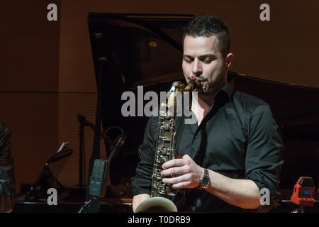 Rom, Italien. 16 Mär, 2019. Einer der großen italienischen Jazzmusikern, Marcello Rosa, Posaunist, mit Abstand einer der wichtigsten Musiker in der Geschichte des Italienischen Jazz, am 16/3/2019 im Casa del Jazz in Rom durchgeführt, schlägt das Projekt "Arte Sincopata'. Eine Reise in die Literatur des 20. Jahrhunderts, auf der Suche nach Jazz schreiben. Mit ihm auf der Bühne, Filippo La Porta Percussion und Erzähler, Andrea Verlingieri tenor sax, Paolo Steve Cantarano Tombolesi Piano, Kontrabass und Luca Monaldi drums. Andrea Verlingieri Credit: Leo Claudio De Petris/Pacific Press/Alamy leben Nachrichten Stockfoto