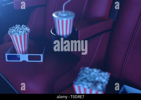 Kino film concpet mit Popcorn, 3D-Brillen, Popcorn und eine Tasse mit einem Getränk. Kino Konzept mit blauem Licht. Rote Stühle in den Kinosaal. 3D Stockfoto