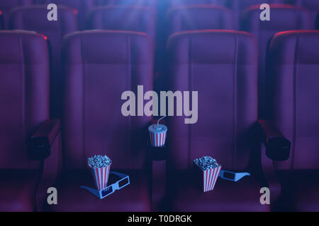 Kino film concpet mit Popcorn, 3D-Brillen, Popcorn und eine Tasse mit einem Getränk. Kino Konzept mit blauem Licht. Rote Stühle in den Kinosaal. 3D Stockfoto