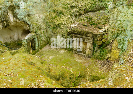 Kiryat Tivon, Israel - 13.März 2019: Eingang zu einer jüdischen Beerdigung Höhle aus der römischen Periode, in Bet Shearim Nationalpark (jüdischen Nekropole), Nord Stockfoto