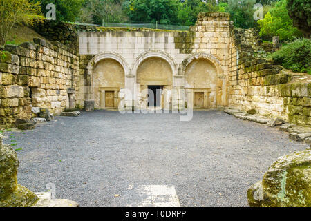 Kiryat Tivon, Israel - 13. März 2019: Die Fassade der Höhle der Särge, eine jüdische Beerdigung Höhle aus der römischen Periode, in Bet Shearim Nationalpark Stockfoto