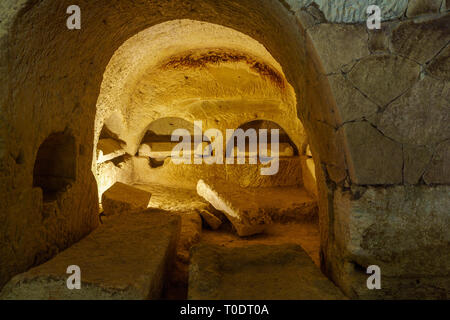 Kiryat Tivon, Israel - 13. März 2019: Verschiedene Sarkophag (römische Periode Särge), in einer Jüdischen Beerdigung Höhle, in Bet Shearim Nationalpark (Jüdische Nekro Stockfoto