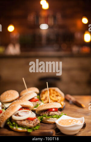 In der Nähe des Burger mit Salat und Counter bar Unscharf im Hintergrund. Lecker fast food. Stockfoto