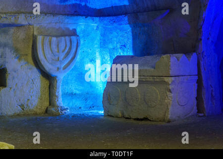 Kiryat Tivon, Israel - 13. März 2019: Sarkophag (römische Periode Sarg) und eine geschnitzte Menora, in einer Jüdischen Beerdigung Höhle, in Bet Shearim Nationalpark ( Stockfoto