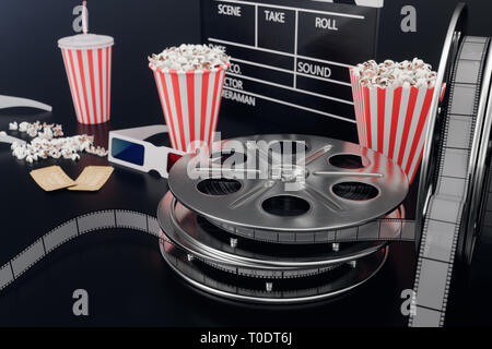 Kino film concpet mit Popcorn, 3D-Brillen, Filmstreifen klappe Film reel und zwei Karten. Film Film schwarzer Hintergrund, 3D-Darstellung Stockfoto