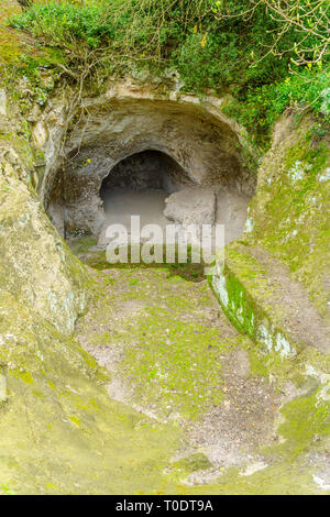 Eingang zu einem Jüdischen Beerdigung Höhle aus der römischen Periode, in Bet Shearim Nationalpark (jüdischen Nekropole), im Norden Israels Stockfoto