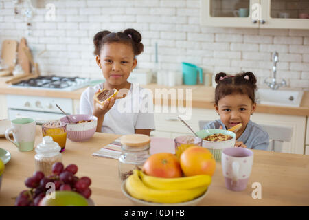 Schöne dunkelhäutige Schwestern direkt von der Kamera Stockfoto