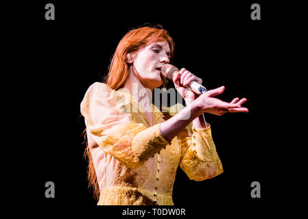 Torino, Italien. 19 Mär, 2019. Der englische Musiker, Sänger, Songwriter und Produzent Florenz Leontine Maria Welch, besser wissen einfach wie Florence Welch oder Florenz und die Maschine, die live auf der Bühne für ihre "Hohe als Tour der Hoffnung' Konzert in Turin, am Pala Alpitour. Credit: Alessandro Bosio/Pacific Press/Alamy leben Nachrichten Stockfoto