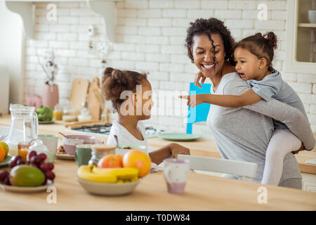 Emotionale kleine Mädchen bei ihrer Schwester zeigen Stockfoto