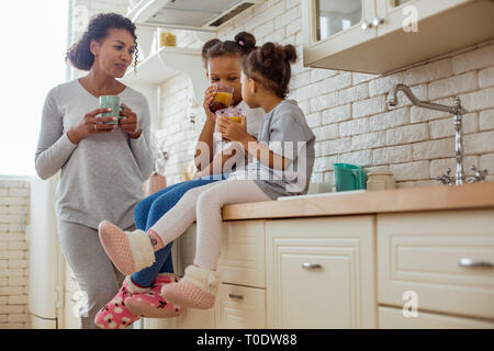 Erstaunliche brunette weibliche Person ihren Tee genießen. Stockfoto