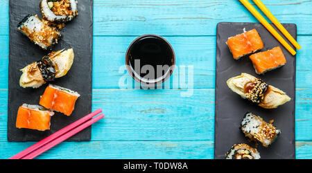 Zwei schwarze Bretter mit Sushi Stockfoto