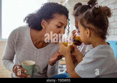 Portrait von charmante Frau, Saft trinken Stockfoto