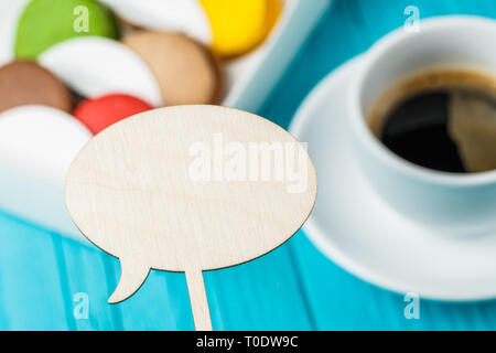 Holz- leeren Teller, Makronen, Kaffee Stockfoto