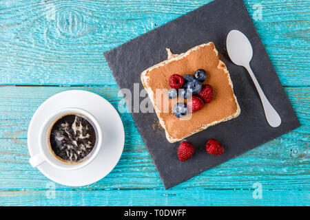 Tiramisu Torte mit Himbeeren und Blaubeeren. Hausgemachtes Tiramisu Dessert Stockfoto