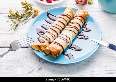 Twisted Pfannkuchen mit Schokolade Stockfoto