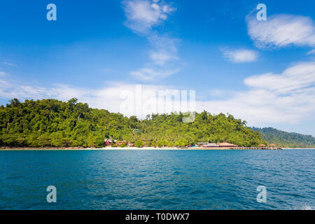 Sommer Marine auf der tropischen Insel Koh Ngai Insel in Thailand. Landschaft aus dem Meer entnommen Stockfoto
