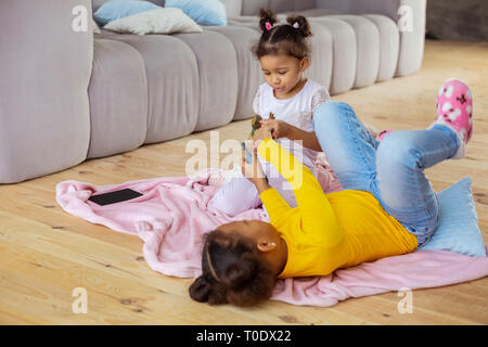 Zwei freundliche Schwestern spielen mit ihren Spielsachen Stockfoto