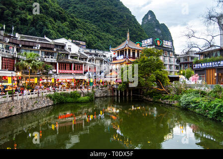 Yangshuo, China - 27. Juli 2018: Yangshuo malerische Stadt park der Unterhaltung und Freizeit Sehenswürdigkeiten vor Ort in der Dämmerung Stockfoto